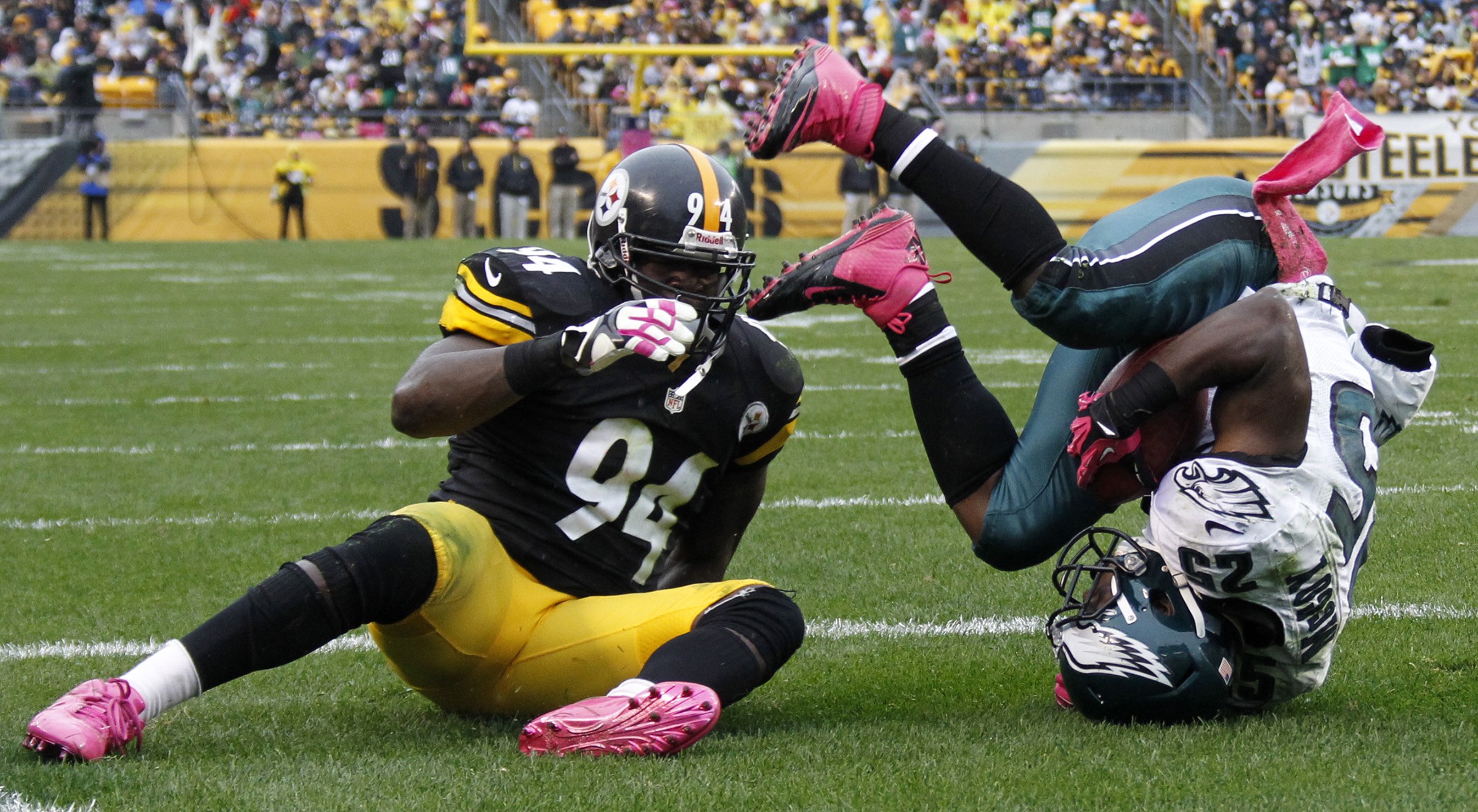 WATCH: Steelers LB Pukes On Field, Stays In For The Play2400 x 1319